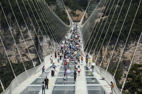افتتاح أطول وأعلى جسر زجاجي في العالم - جسر زجاجي يمر من فوق وادي زانغجياجي بمقاطعة هونان في الصين، 20 أغسطس/ آب 2016 - سبوتنيك عربي