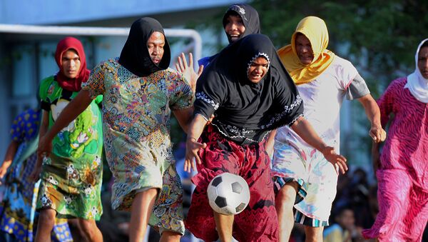 رجال اتشيه، يرتدون الملابس النسائية ويلعبون كرة القدم بمناسبة عيد الاستقلال الإندونيسي الـ 71 في باندا-أتشيه، إندونيسيا 20 أغسطس/ آب 2016 - سبوتنيك عربي