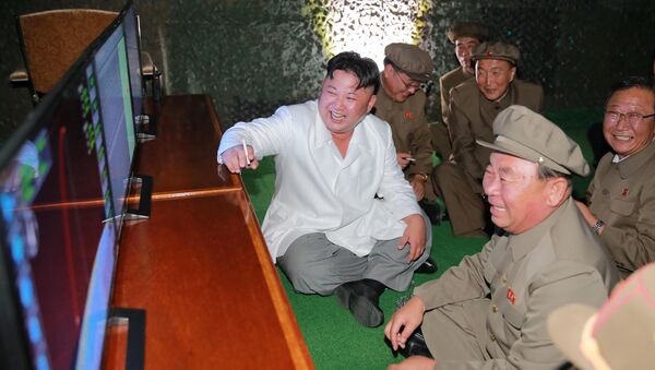 زعيم كوريا الشمالية كم جونغ أون خلال تجربة اطلاق صاروخ باليستي من غواصة، بيونغيانغ 25 أغسطس/ آب 2016 - سبوتنيك عربي