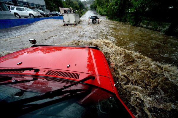 سيارات تسبح - أمطار غزيرة في فلاديفوستوك، روسيا - سبوتنيك عربي