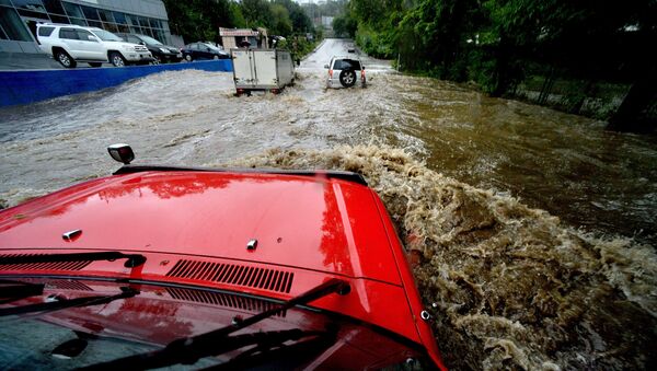 سيارات تسبح - أمطار غزيرة في فلاديفوستوك، روسيا - سبوتنيك عربي