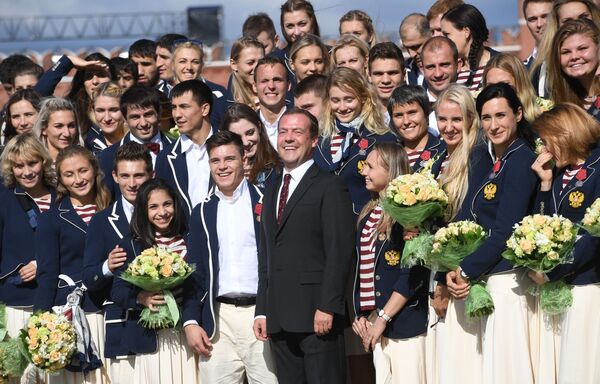 رئيس الوزراء الروسي دميتري مدفيديف خلال حفل توزيع جوائز (سيارات) للرياضيين الأولمبيين الروس الحائزين على ميداليات المراكز الثلاث الأولى في ريو 2016، موسكو 25 أغسطس/ آب 2016 - سبوتنيك عربي