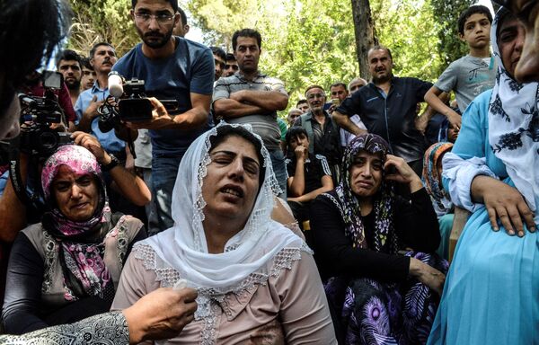 نساء خلال الجنازة، تبكي ضحايا الهجوم الارهابي الذي وقع في حفل زفاف في غازي عنتاب، تركيا 21 أغسطس/ آب 2016 - سبوتنيك عربي