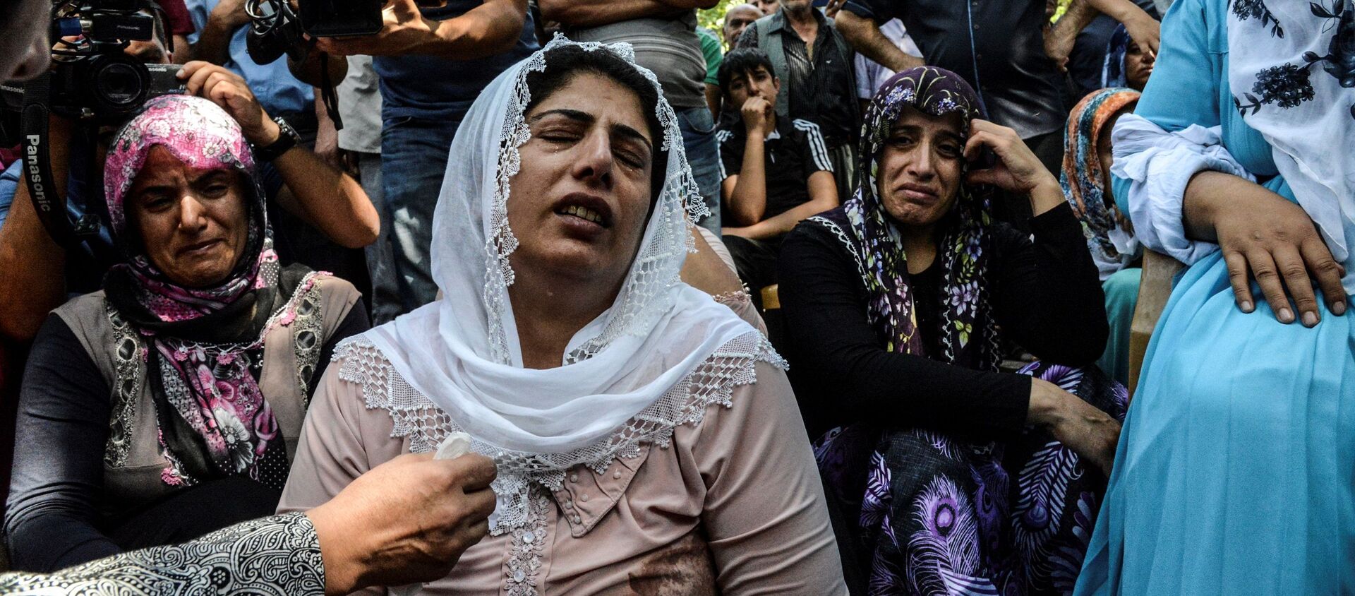 نساء خلال الجنازة، تبكي ضحايا الهجوم الارهابي الذي وقع في حفل زفاف في غازي عنتاب، تركيا 21 أغسطس/ آب 2016 - سبوتنيك عربي, 1920, 07.03.2021