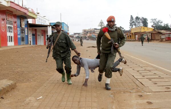 جنديان يعتقلان مدنياً شارك في احتجاجات مناهضة لفشل الحكومة في وقف أعمالالقتل والعنف (المبنية على العرق) في بلدة بوتيمبو، جمهورية الكونغو الديموقراطية، 24 أغسطس/ آب 2016 - سبوتنيك عربي