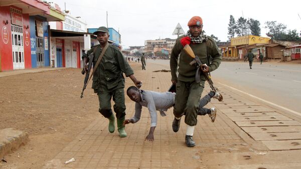 جنديان يعتقلان مدنياً شارك في احتجاجات مناهضة لفشل الحكومة في وقف أعمالالقتل والعنف (المبنية على العرق) في بلدة بوتيمبو، جمهورية الكونغو الديموقراطية، 24 أغسطس/ آب 2016 - سبوتنيك عربي