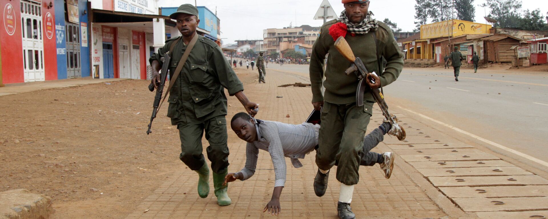 جنديان يعتقلان مدنياً شارك في احتجاجات مناهضة لفشل الحكومة في وقف أعمالالقتل والعنف (المبنية على العرق) في بلدة بوتيمبو، جمهورية الكونغو الديموقراطية، 24 أغسطس/ آب 2016 - سبوتنيك عربي, 1920, 14.02.2021