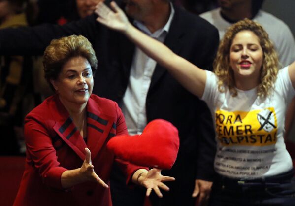 رئيسة البرازيل (المستبعدة مؤقتاً) ديلما روسيف خلال الاجتماع بحزب الديموقراطي في سان باولو، البرازيل 23 أغسطس/ آب 2016 - سبوتنيك عربي