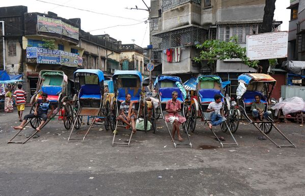 رجال جر عربات اليد في انتظار زبائنهم على طول الطريق في كلكتا، الهند، 22 أغسطس 2016. - سبوتنيك عربي