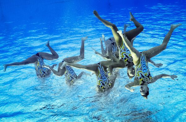 الفتيات الصينيات لفريق السباحة المتزامنة خلال تقديم عرضهم في أولمبياد ريو 2016 - سبوتنيك عربي