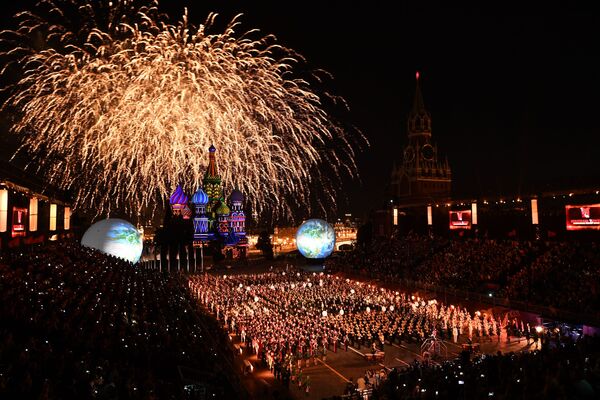 افتتاح مهرجان الموسيقى العسكري سباسكايا باشنيا لعام 2016 في موسكو - ألعاب نارية فوق الساحة الحمراء. - سبوتنيك عربي