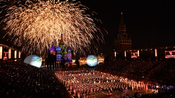 افتتاح مهرجان الموسيقى العسكري سباسكايا باشنيا لعام 2016 في موسكو - ألعاب نارية فوق الساحة الحمراء. - سبوتنيك عربي