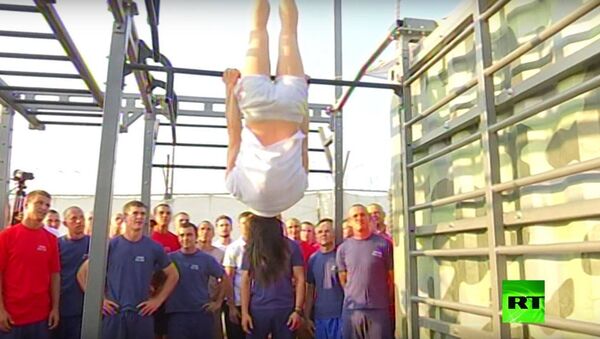 بطلة روسيا في القفز تقود التمارين في حميميم - سبوتنيك عربي