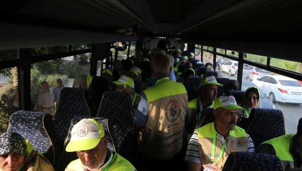 مغادرة أول فوج من حجاج غزة عبر معبر رفح - سبوتنيك عربي