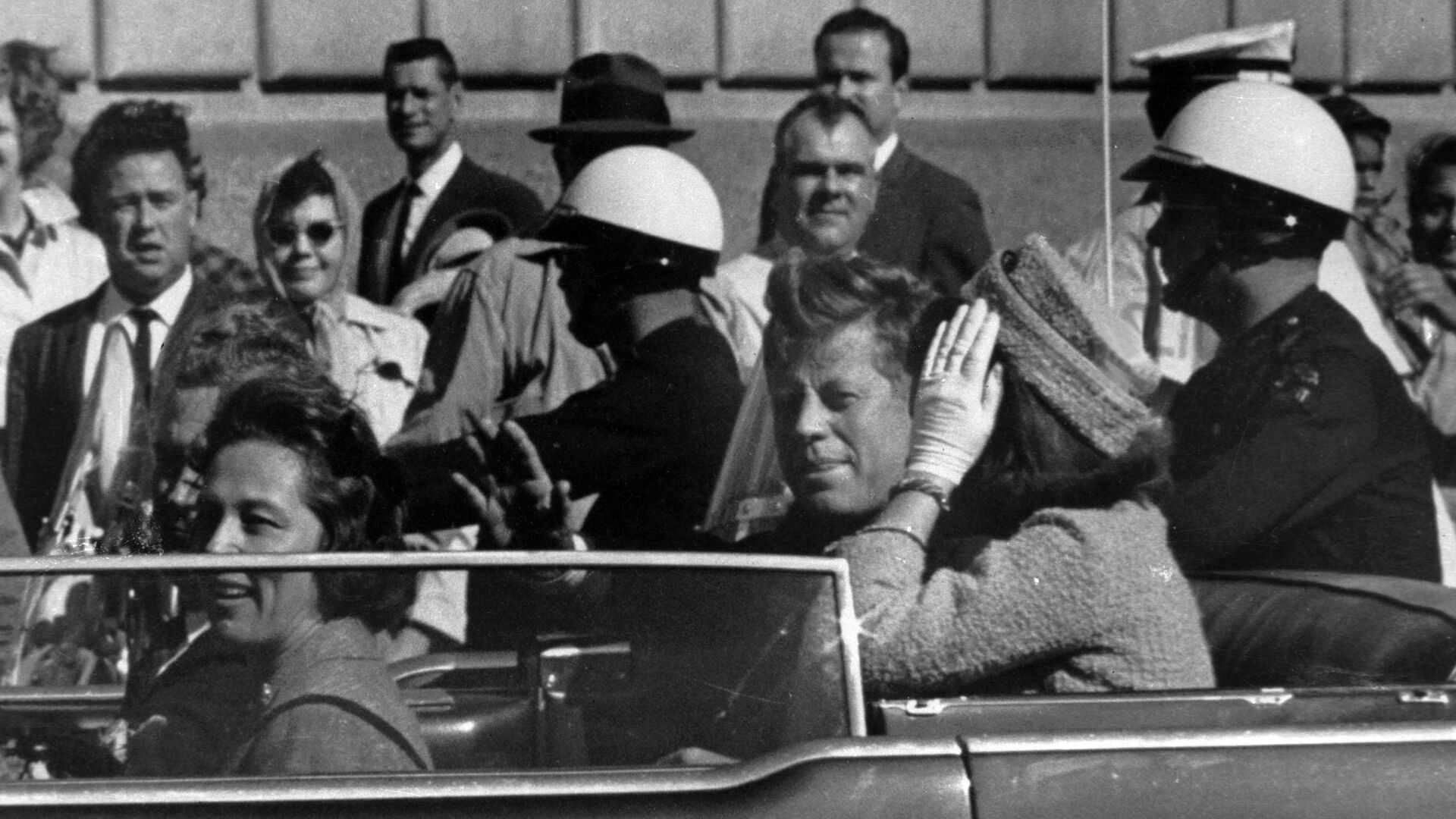 رئيس الولايات المتحدة الأمريكية جون كينيدي وزوجته جاكلين كينيدي قبل أن يقتل رصاصا الاغتيال، في دالاس، تكساس 22 نوفمبر/ تشرين الثاني 1963. - سبوتنيك عربي, 1920, 23.11.2021