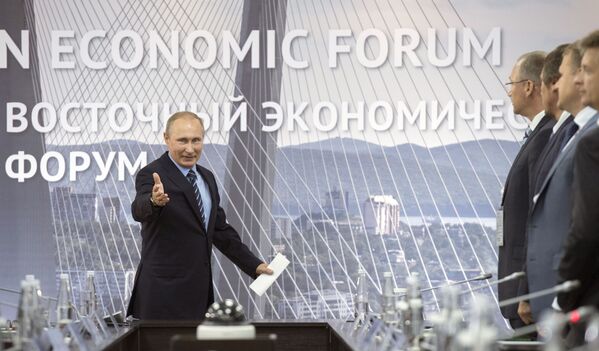الرئيس الروسي فلاديمير بوتين خلال اجتماع مع المستثمرين المحتملين في اإقليم الشرق الأقصى الفيدرالي للمنتدى الاقتصادي، 2 سمبتمبر/ أيلول 2016 - سبوتنيك عربي