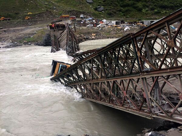 انهيار جسر بيلي في سيسو إثر فياضانت نهر تشيناب،  نحو 200 كيلومترا شمال شيملا بالهند، 29 أغسطس/ آب 2016 - سبوتنيك عربي