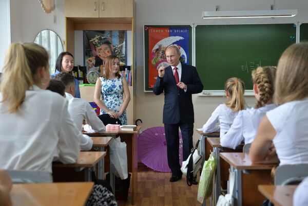 الرئيس فلاديمير بوتين خلال زيارته لمدرسة خاصة روسية في فلاديفوستوك، 1 سبتمبر/ أيلول 2016 - سبوتنيك عربي