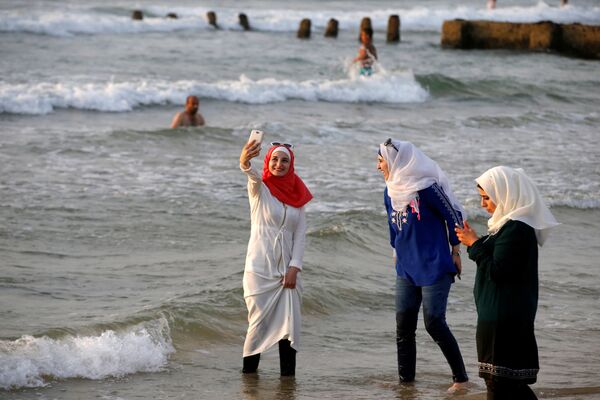 فتيات تلتقطن صور سيلفي على شاطئ بحر تل-أبيب، 30 أغسطس/ آب 2016 - سبوتنيك عربي