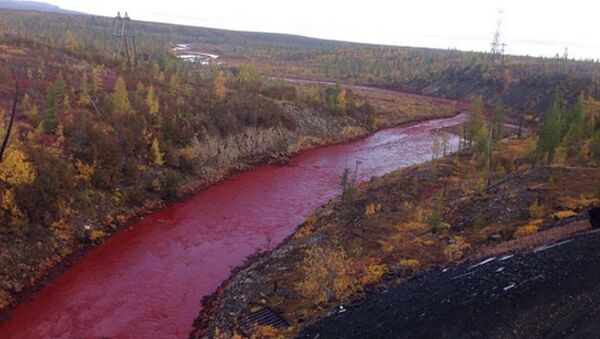 نهر يتحول للون الأحمر فى روسيا - سبوتنيك عربي