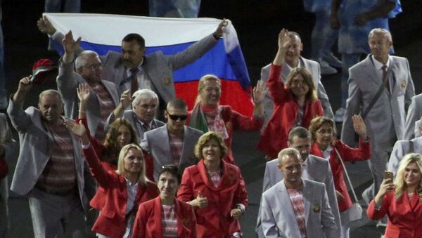 الوفد البيلاروسي يلحمل العلم الروسي في افتتاح بارالمبياد ريو - سبوتنيك عربي