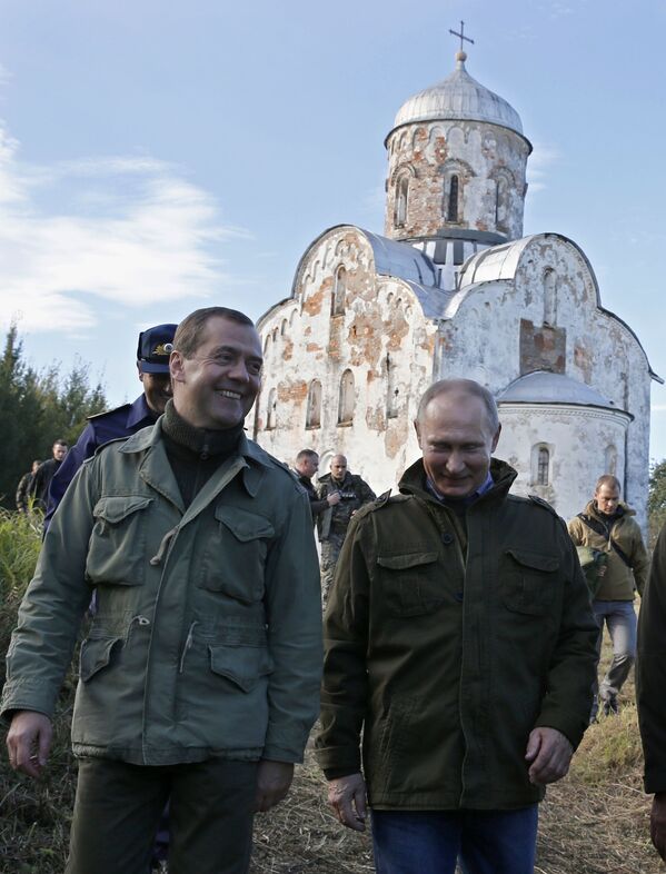 الرئيس الروسي فلاديمير بوتين ورئيس الحكومة دميتري ميدفيديف أثناء الرحلة إلى جزيرة ليبنو - سبوتنيك عربي