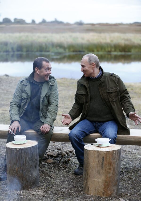 الرئيس الروسي فلاديمير بوتين ورئيس الحكومة دميتري ميدفيديف على جزيرة ليبنو - سبوتنيك عربي