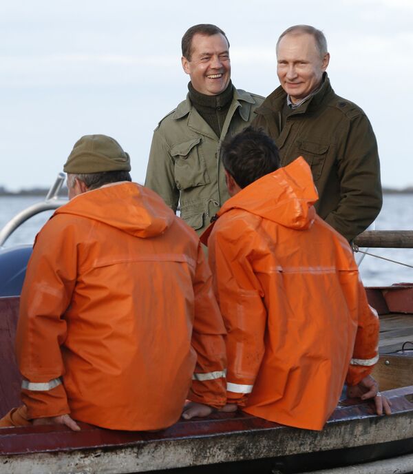 الرئيس الروسي فلاديمير بوتين ورئيس الحكومة دميتري ميدفيديف أثاء الرحلة إلى جزيرة ليبنو - سبوتنيك عربي