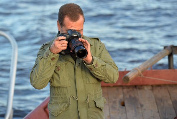 رئيس الوزراء دميتري ميدفيديف يلتقط الصور - سبوتنيك عربي