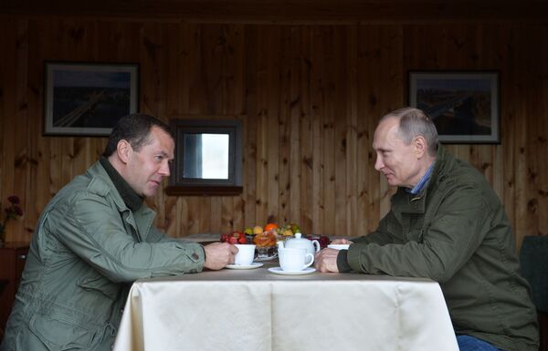 الرئيس الروسي فلاديمير بوتين ورئيس الحكومة دميتري ميدفيديف على جزيرة ليبنو في ضواحي نوفوغوردسك - سبوتنيك عربي
