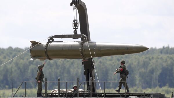 Russian servicemen equip an Iskander tactical missile system at the Army-2015 international military-technical forum in Kubinka, outside Moscow, Russia, June 17, 2015 - سبوتنيك عربي