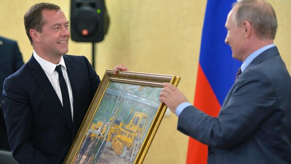 الرئيس الروسي فلاديمير بوتين يهدي رئيس الوزراء دميتري ميدفيديف لوحة بعيد ميلاده - سبوتنيك عربي