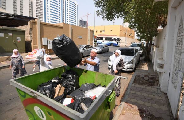 الحجاج الروس ينظفون الشارع من القمامة في مكة - سبوتنيك عربي