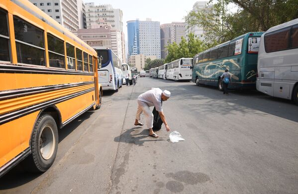الحجاج الروس وهم ينظفون الشارع من القمامة في مكة - سبوتنيك عربي