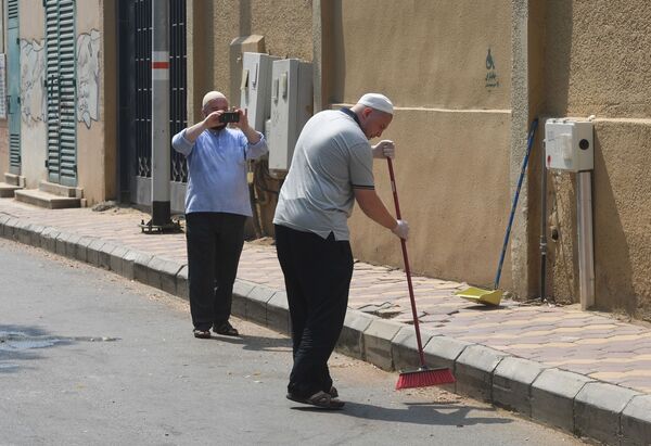 الحجاج الروس في مكة ينظفون الشارع من القمامة - سبوتنيك عربي