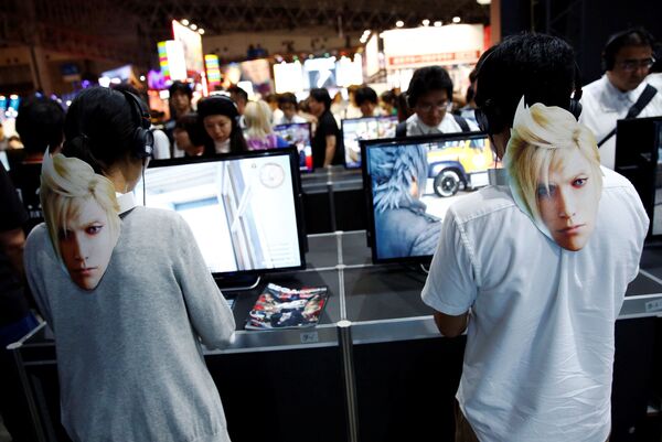 زوار معرض طوكيو للألعاب يلعبون لعبة فاينال فانتزى - سبوتنيك عربي