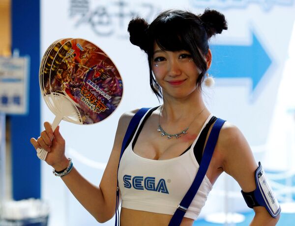 فتاة تحمل علامة سيغا فى معرض طوكيو للألعاب - سبوتنيك عربي