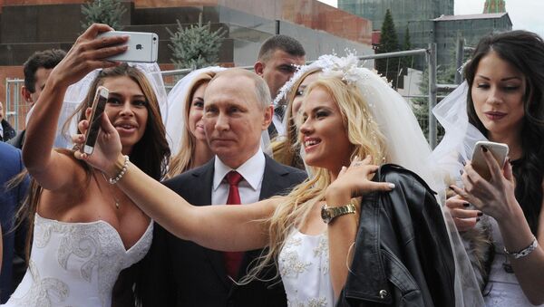 سيلفي الرئيس الروسي فلاديمير بوتين مع الفتيات في الساحة الحمراء خلال الاحتفال بيوم العاصمة موسكو - سبوتنيك عربي
