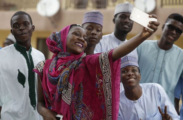 فتاة تأخذ صورة سيلفي مع أصدقائها خلال عيد الأضحى فى نيجيريا - سبوتنيك عربي