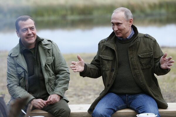 الرئيس الروسي فلاديمير بوتين مع رئيس الوزراء دميترى ميدفيديف خلال جلسة مع الصيادين فى  جزيرة ليبنو - سبوتنيك عربي