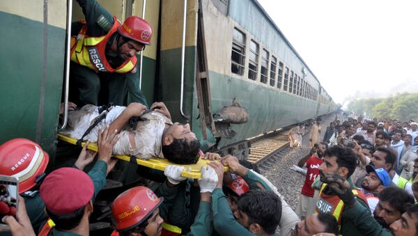 رجال الإنفاذ خلال عمليات انقاذ بعض الأشخاص خلال تصادم قطارين فى باكستان - سبوتنيك عربي
