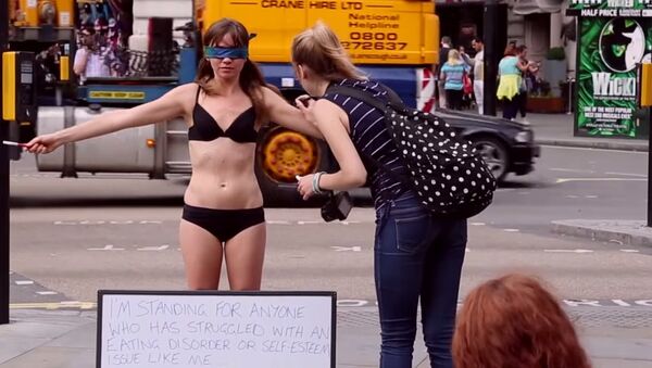 Girl Undresses in Public to Raise Awareness About Body Issues - سبوتنيك عربي