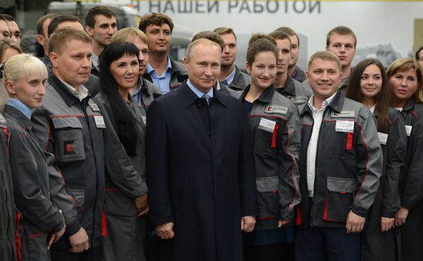 الرئيس بوتين خلال زيارته لمصنع كلاشنيكوف - سبوتنيك عربي