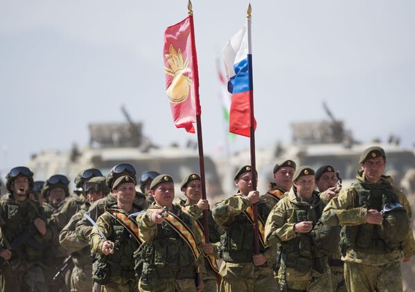 جنود من الجيش الروسي خلال المناورات الدولية لمكافحة الإرهاب في إطار منظمة شنغهاي للتعاون مهمة السلام - 2016 في قرغيزستان - سبوتنيك عربي