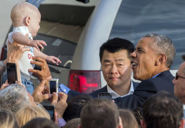 الرئيس باراك أوباما بداعب طفلا صغيرا فى نيويورك - سبوتنيك عربي