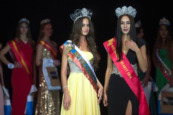 ملكة جمال عموم روسيا لعام 2015 ديانا كالوغينا وملكة المسابقة لعام 2016 كريستينا آدمسون خلال مسابقة الجمال ملكة جمال عموم روسيا - سبوتنيك عربي