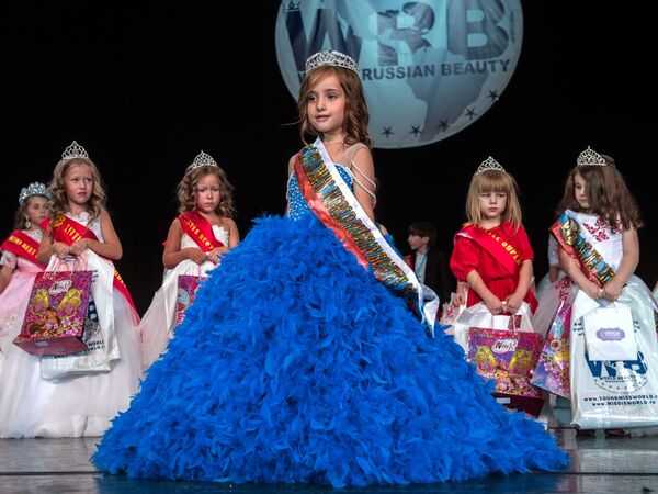 الطفلة دومنيكا كوزموفا - الفائزة في مسابقة الجمال ملكة جمال عموم روسيا بين الأطفال - سبوتنيك عربي