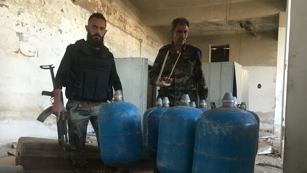 قاذفة الصواريخ محلية الصنع وقذائف اسطوانات الغاز في  مخيم حندرات للاجئين الفلسطينيين، شمال شرق حلب، سوريا - سبوتنيك عربي