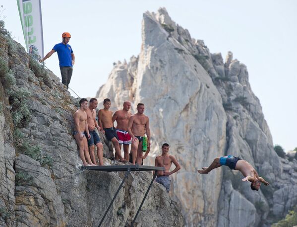 اليوم العالمي للسياحة - القفز من أعلى الجرف الصخري ديفا في القرم.. - سبوتنيك عربي