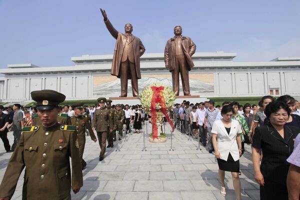 اليوم العالمي للسياحة - زيارة تمثال زعيم كوريا الشمالية الأسبق كيم إل سونغ في مدينة بيونغ يانغ - سبوتنيك عربي